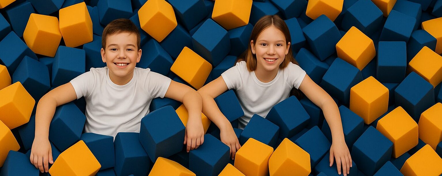 Dzieci w kolorowej sali zabaw.'